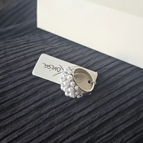 Elegant Silver Tone Pearl Cluster Ring Size 7 - Picture 2 of 4